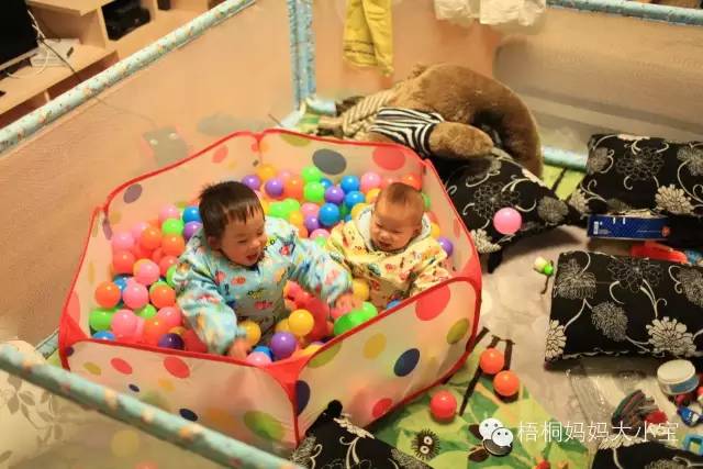 宝宝学走路学步带好还是学步车好,弯腰带娃学走路