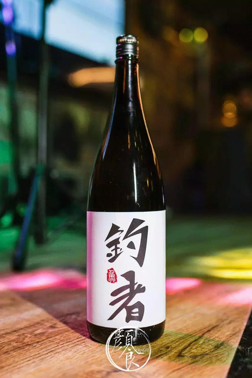 钓者崇尚自然，醉心音乐，寄情山海之间也