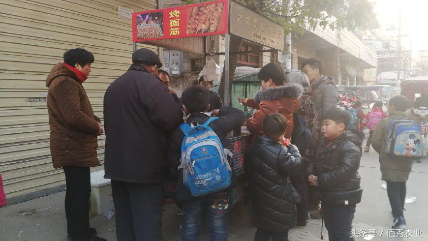 卖特色小吃一年赚多少钱,摆摊卖小吃一年能挣多少钱