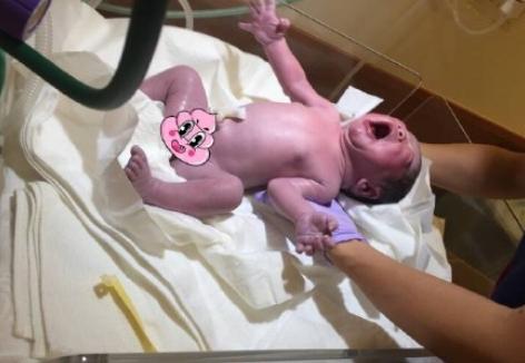 二胎破水5分钟后顺产小情人，感谢助产士包好一段脐带送我们