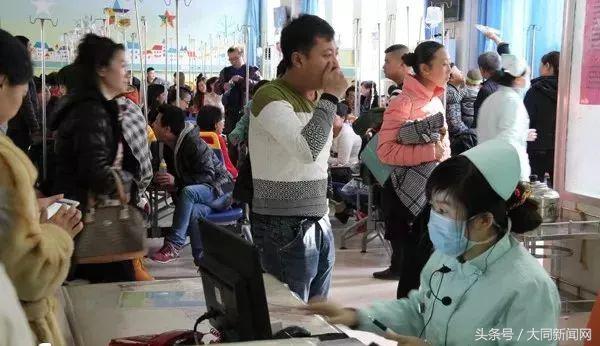 医院儿科门诊爆满小朋友,儿科人爆满