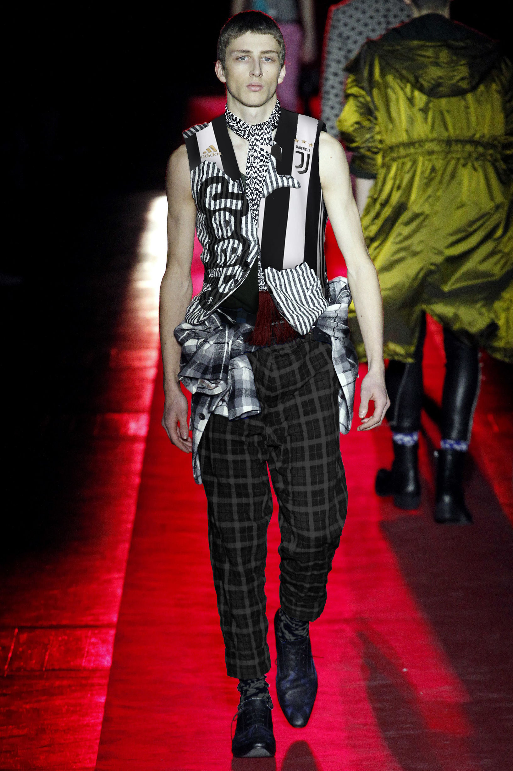 我们一不小心把这些足球队服改造成了时装周爆款……