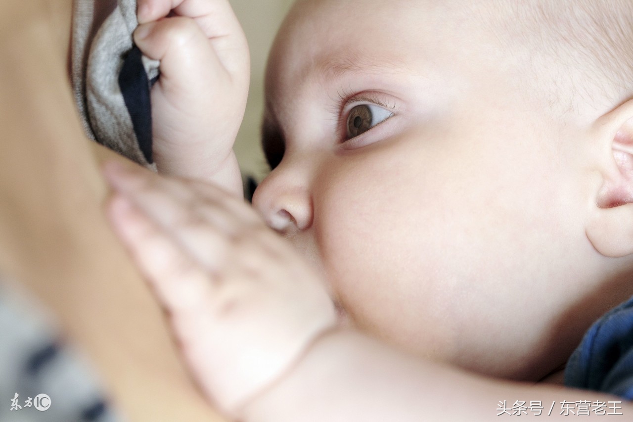 宝宝吃完奶不松口怎么让松口,宝宝睡后一直吃奶不松口怎么办