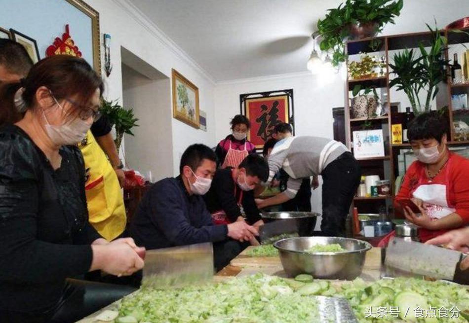 男子给环卫工人送食物,郑州小伙为环卫工送饺子