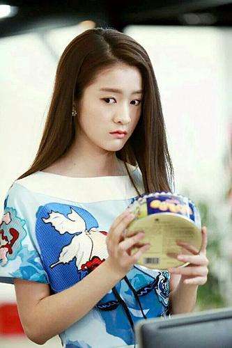 张雪迎气质婉约娇艳靓丽甜美灵动,张雪迎机场清爽造型少女感十足