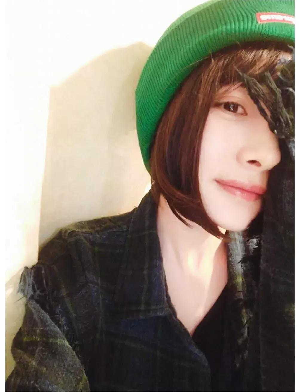 带货女王杨幂又出新穿搭了,带货一姐杨幂的t恤叠穿法