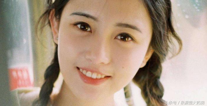 新手戴隐形眼镜眼睛怎么斜看,看过来新手如何快速佩戴隐形眼镜