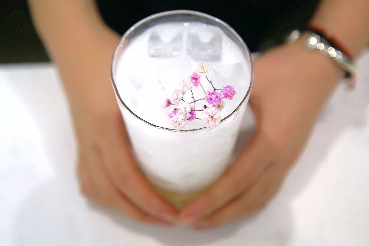 在甜品店里花样调酒？新街口这家网红店让你来了就不想走！