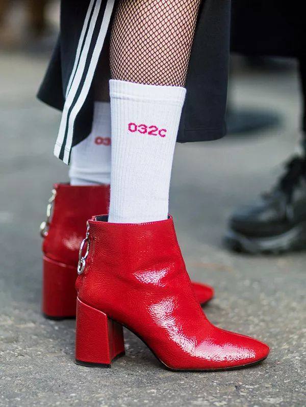 红色靴子鞋怎么搭配衣服女,红色高跟短靴怎么搭配衣服