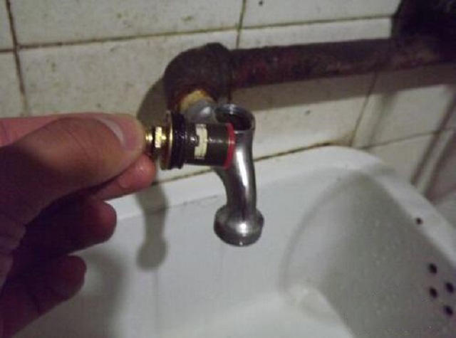 厨房双开关水龙头滴水怎么维修,老式水龙头滴水维修的最佳方法