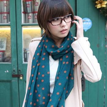 春季黑色毛衣连衣裙搭配丝巾,春季丝巾与衣服的搭配