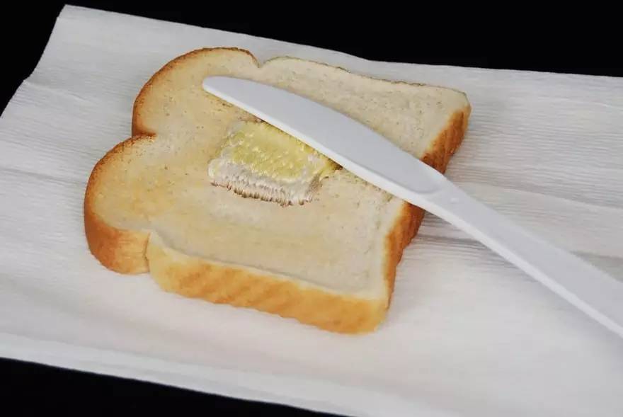 我说！你能不能找个正经地方好好绣花~