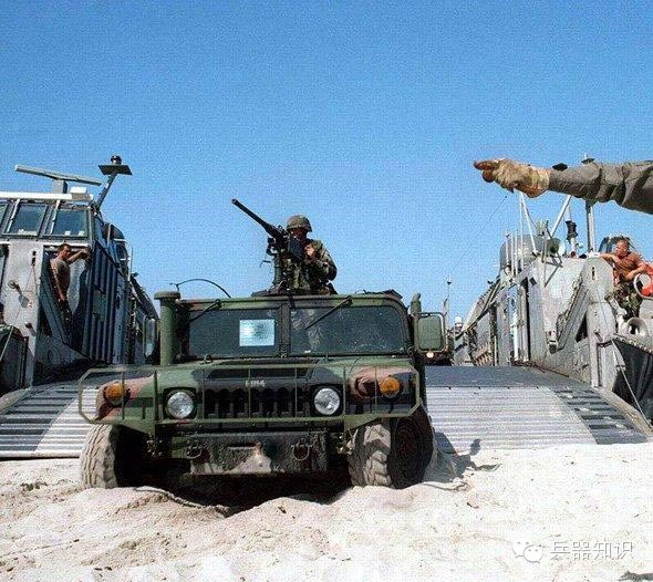 军用悍马和普通悍马做对比,军用悍马和民用悍马