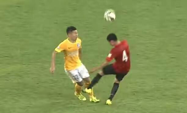 拒绝足球流氓！去年黑脚今年又踹，“此人不终身禁赛”众怒难平！