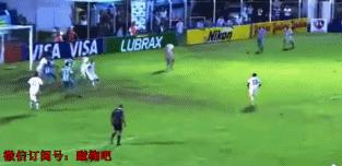 GIF-幸运女神的微笑！躺着也能进球！