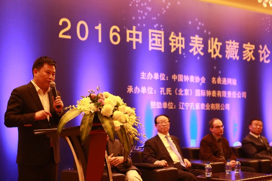 钟表收藏家展示自己的藏品,中国民间古董钟表收藏家