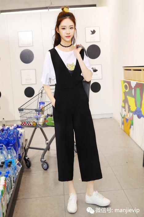 背带裤穿着显年轻活泼 (小个子特别时髦显嫩的背带裤)