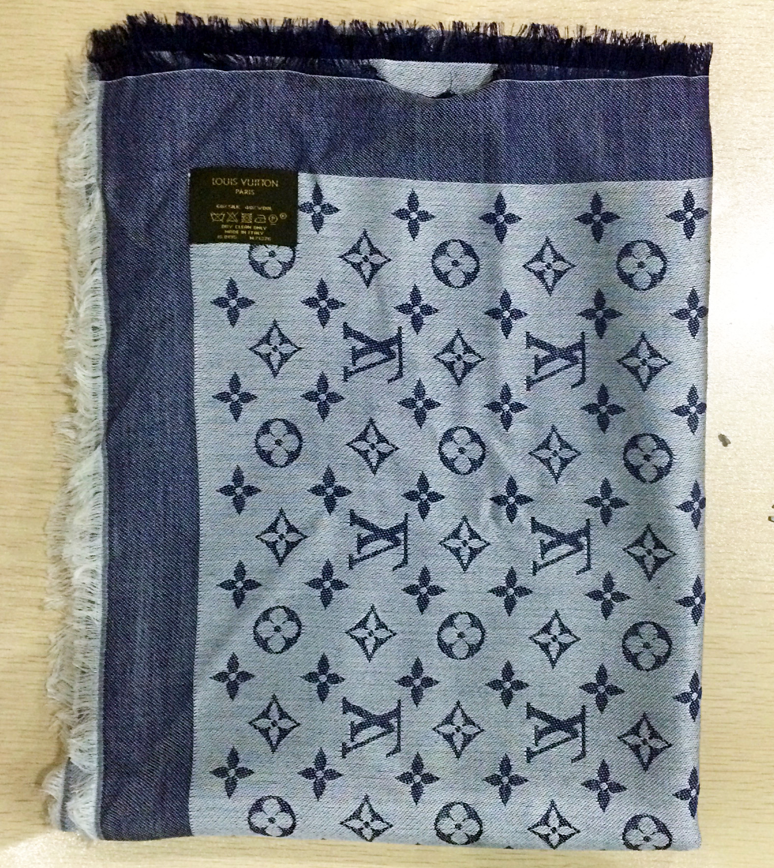 lv披肩的水洗标缝在侧面是真的吗,如何识别lv披肩真假