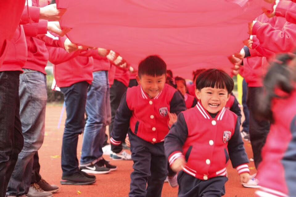 国外幼儿园亲子运动会,宝宝们亲子运动会