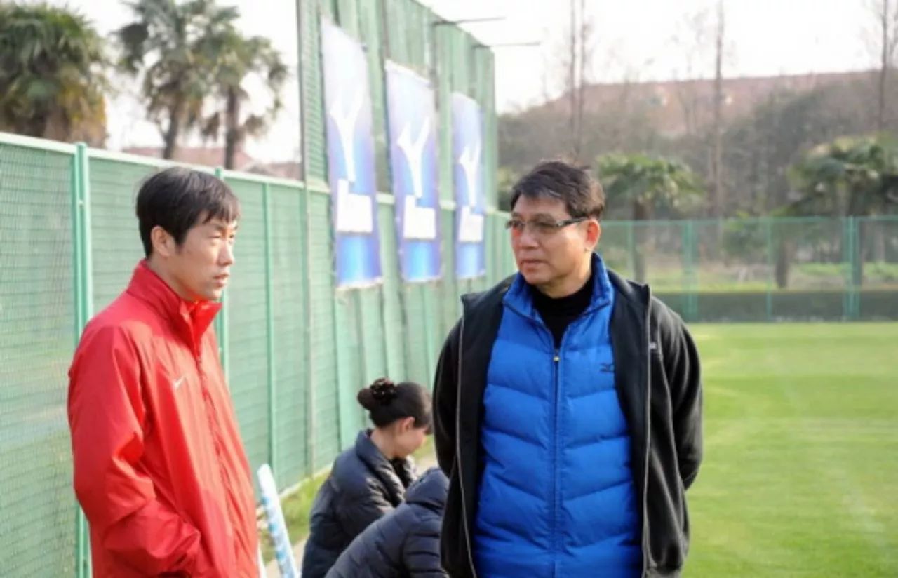 球员动态｜王燊超帅气出席代言品牌签售会