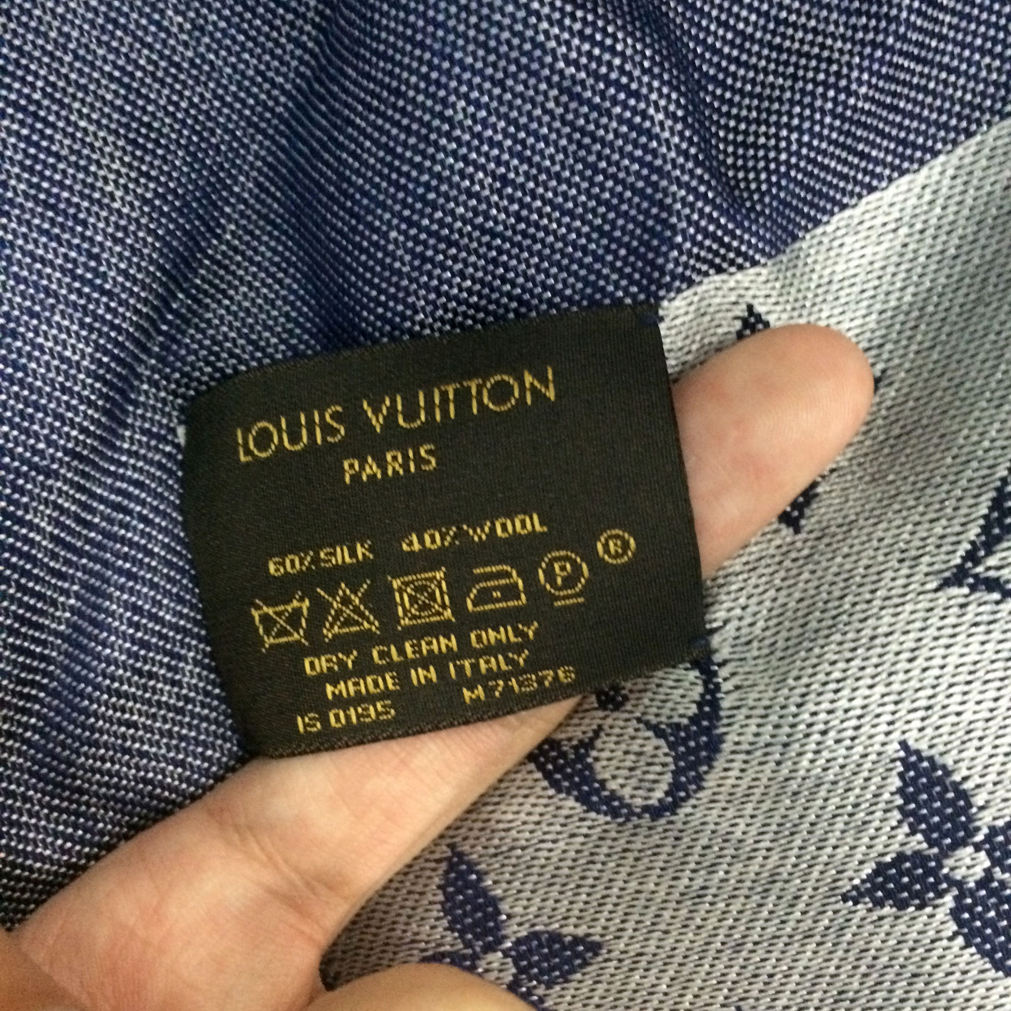 lv披肩的水洗标缝在侧面是真的吗,如何识别lv披肩真假