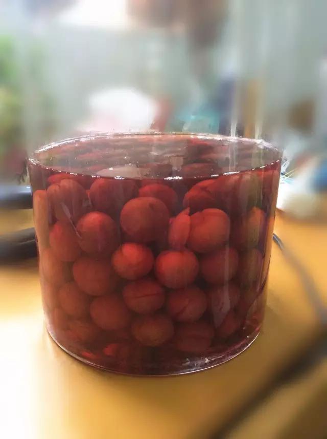 水果蘸着盐巴、辣椒吃，泡酒喝，云南人吃水果的姿势太丰富多彩了