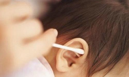 六个月婴儿耳朵有臭味怎么办,六个月婴儿耳朵臭味怎么回事