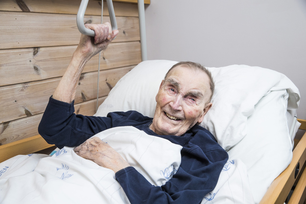 此人每日烟酒不停活到107岁成挪威最长寿老人