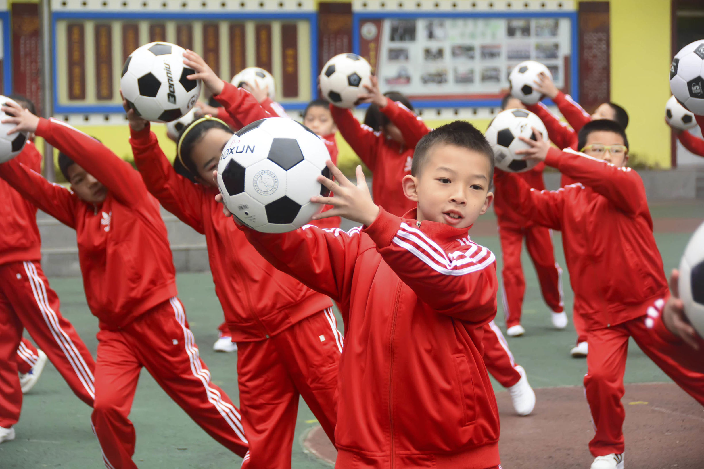 红山区第17小学足球啦啦操,三小校运会啦啦操
