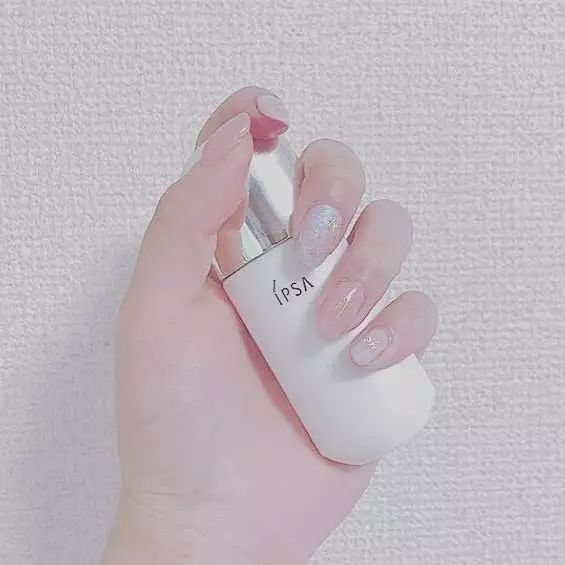 轻薄不脱妆粉底,轻薄持久粉底推荐