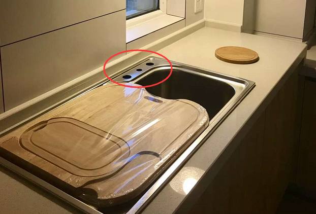 洗碗槽里面有个洞防止水太多,洗碗水槽破洞了怎么修复