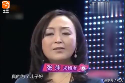 45岁妈妈爱上儿子的同班同学,还当众穿婚纱求婚!尴尬了!