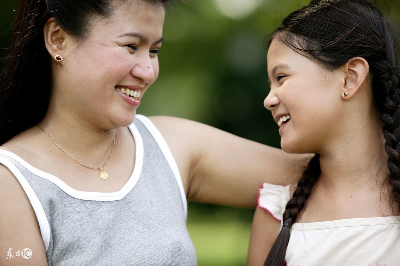 女孩的真诚和善良打动人心，让一条铂金手链失而复得