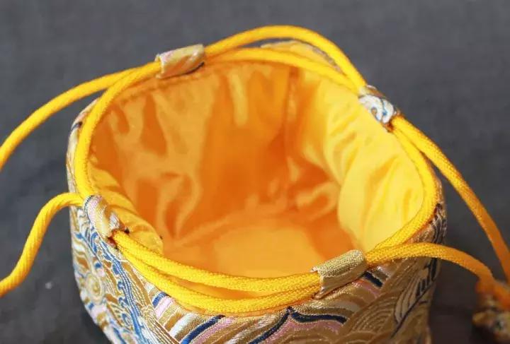 茶叶圈里有很多品茗杯袋,但是用云锦工艺做的不多!