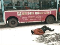 雪天走路不滑的技巧,下雪天穿什么鞋不摔倒