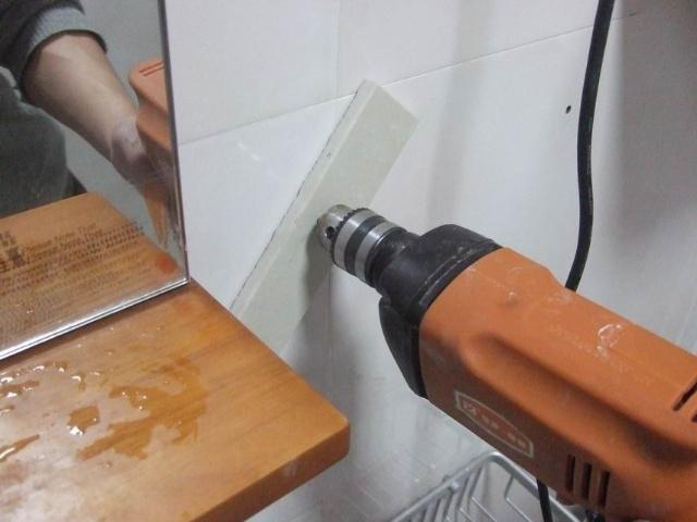 墙上的瓷砖打孔打烂了怎么补救,瓷砖打孔怎么打才不会裂