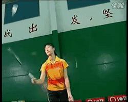 经常打到羽毛球拍框怎么办,总是打到球拍边怎么办