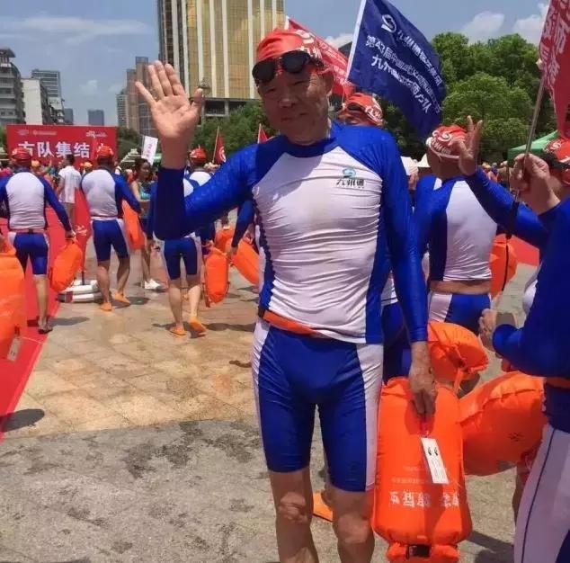 誓做寒酸首富，因父亲嘲笑创办医药物流九州通，用《毛选》管企业