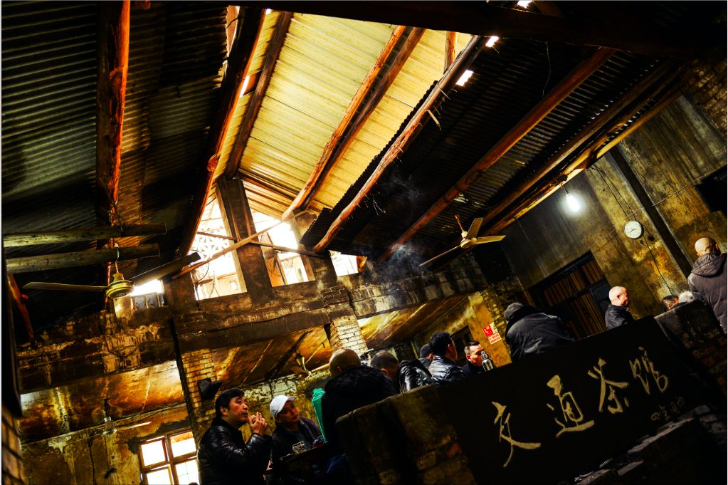 他用20年记录下了魔幻重庆的茶馆江湖