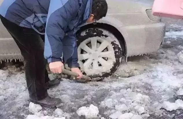 雪天车玻璃冻住如何解冻,雪天车挡风玻璃结冰怎么办视频