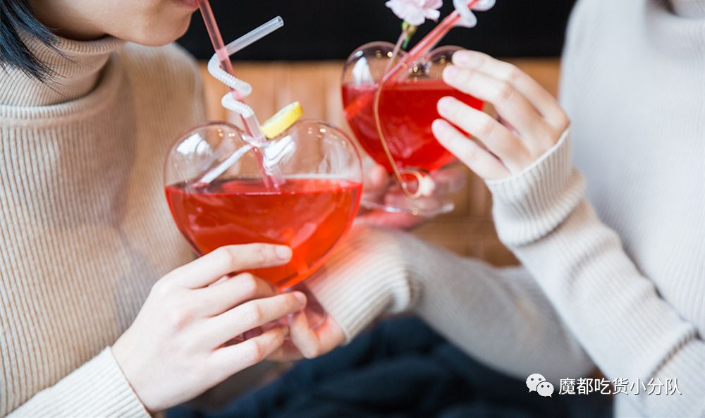 端不动的鱼缸鸡尾酒，边嚼边喝