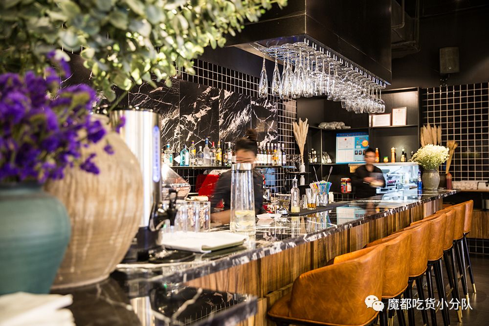 端不动的鱼缸鸡尾酒，边嚼边喝