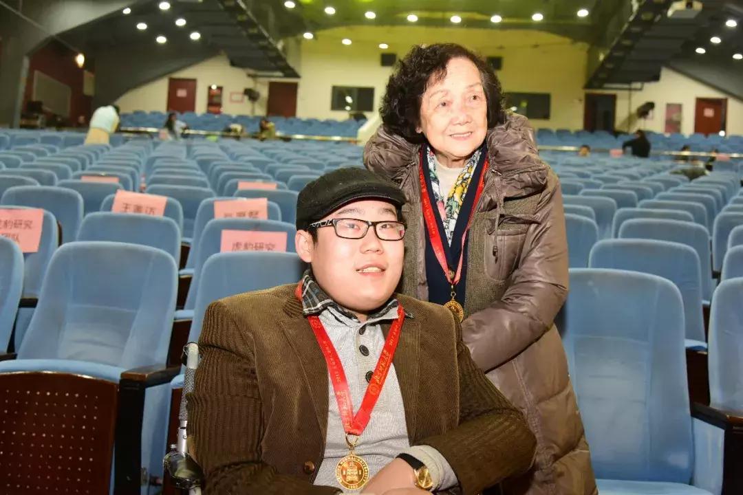 这两位90后的同框,告诉你什么是青春万岁丨2017“感动师大”新闻人物温情揭晓