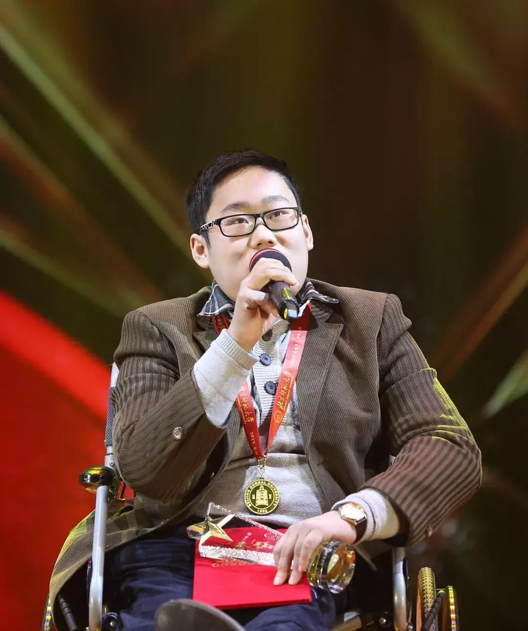 这两位90后的同框,告诉你什么是青春万岁丨2017“感动师大”新闻人物温情揭晓