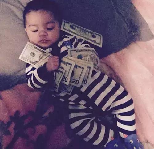 区区一个婴儿奶瓶，居然过百万！贫穷限制了我们的想象力