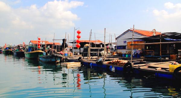 三亚清水湾海滩美食攻略,海南清水湾疍家新村鱼排午餐