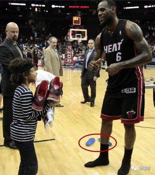 nba球员送球鞋给球迷他们穿什么,nba球员送鞋送手臂