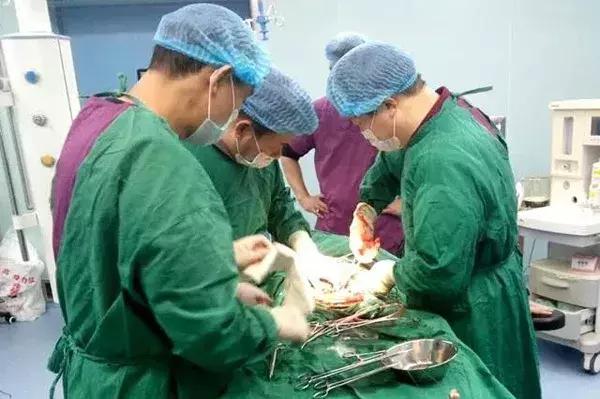 深夜孕妇突发急症,阜阳孕妇羊水破危急