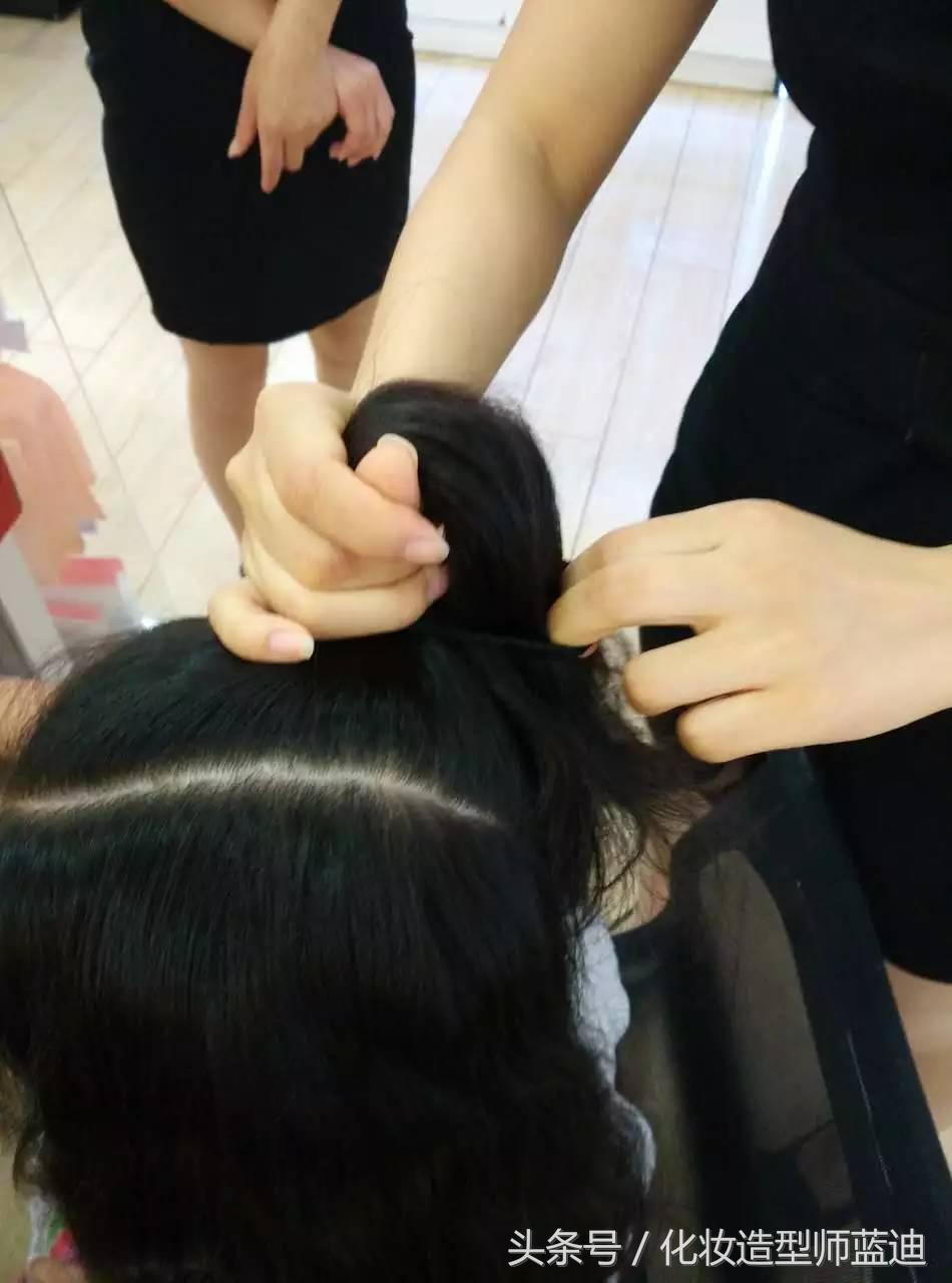 编发教程拉拉队,三股瀑布辫编发步骤图解