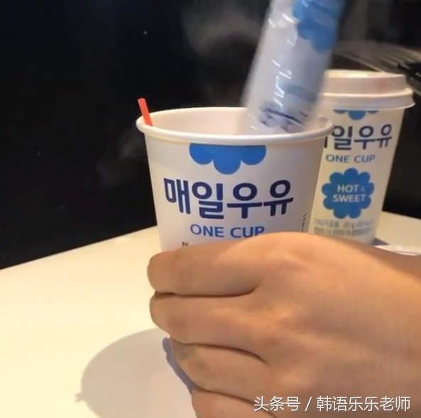 韩国新打卡商品《贩卖机开卖用奶粉泡的牛奶》喝一口妈妈的味道